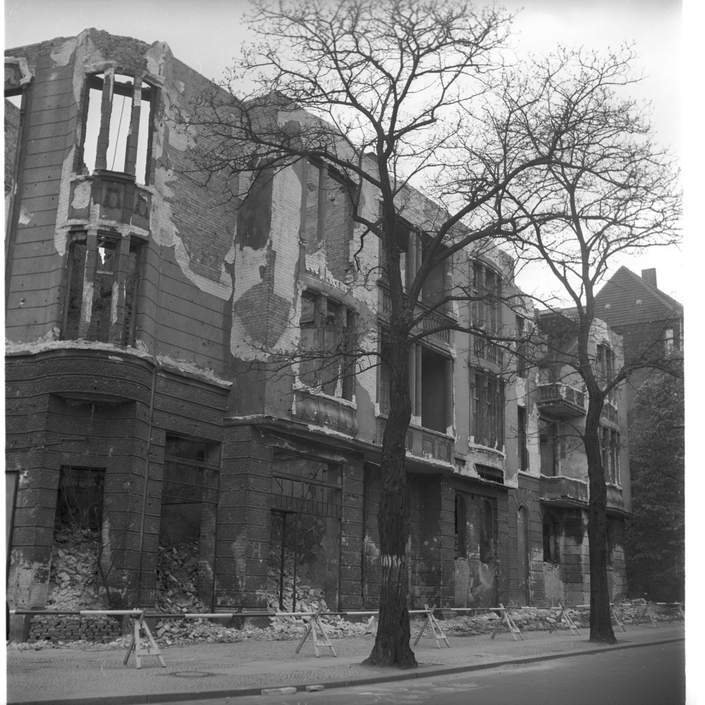 Negativ: Ruine, Varziner Straße 7, 1955 (Museen Tempelhof-Schöneberg/Herwarth Staudt CC BY-NC-SA)