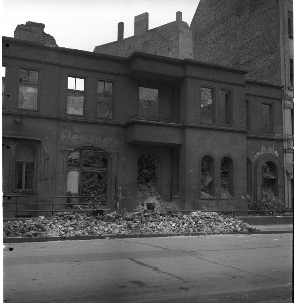 Negativ: Ruine, Viktoria-Luise-Platz 11, 1951 (Museen Tempelhof-Schöneberg/Herwarth Staudt CC BY-NC-SA)
