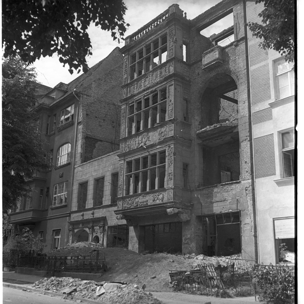 Negativ: Ruine, Wielandstraße 21, 1950 (Museen Tempelhof-Schöneberg/Herwarth Staudt CC BY-NC-SA)