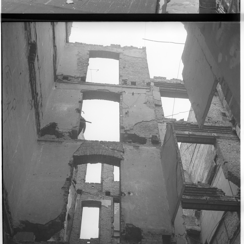Negativ: Ruine, Wielandstraße 6-7, 1953 (Museen Tempelhof-Schöneberg/Herwarth Staudt CC BY-NC-SA)