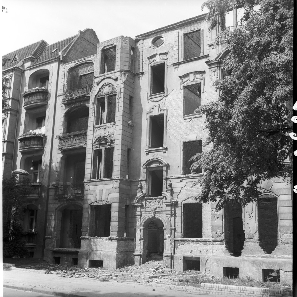 Negativ: Ruine, Wielandstraße 7, 1953 (Museen Tempelhof-Schöneberg/Herwarth Staudt CC BY-NC-SA)