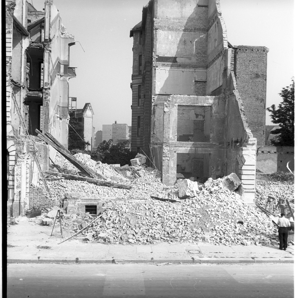 Negativ: Ruine, Winterfeldtstraße 23, 1953 (Museen Tempelhof-Schöneberg/Herwarth Staudt CC BY-NC-SA)