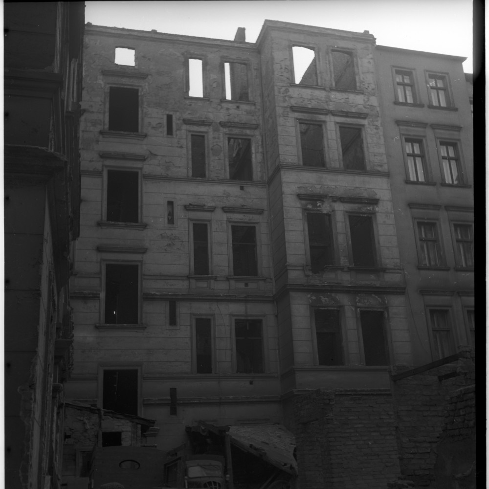Negativ: Ruine, Wormser Straße 9, 1953 (Museen Tempelhof-Schöneberg/Herwarth Staudt CC BY-NC-SA)