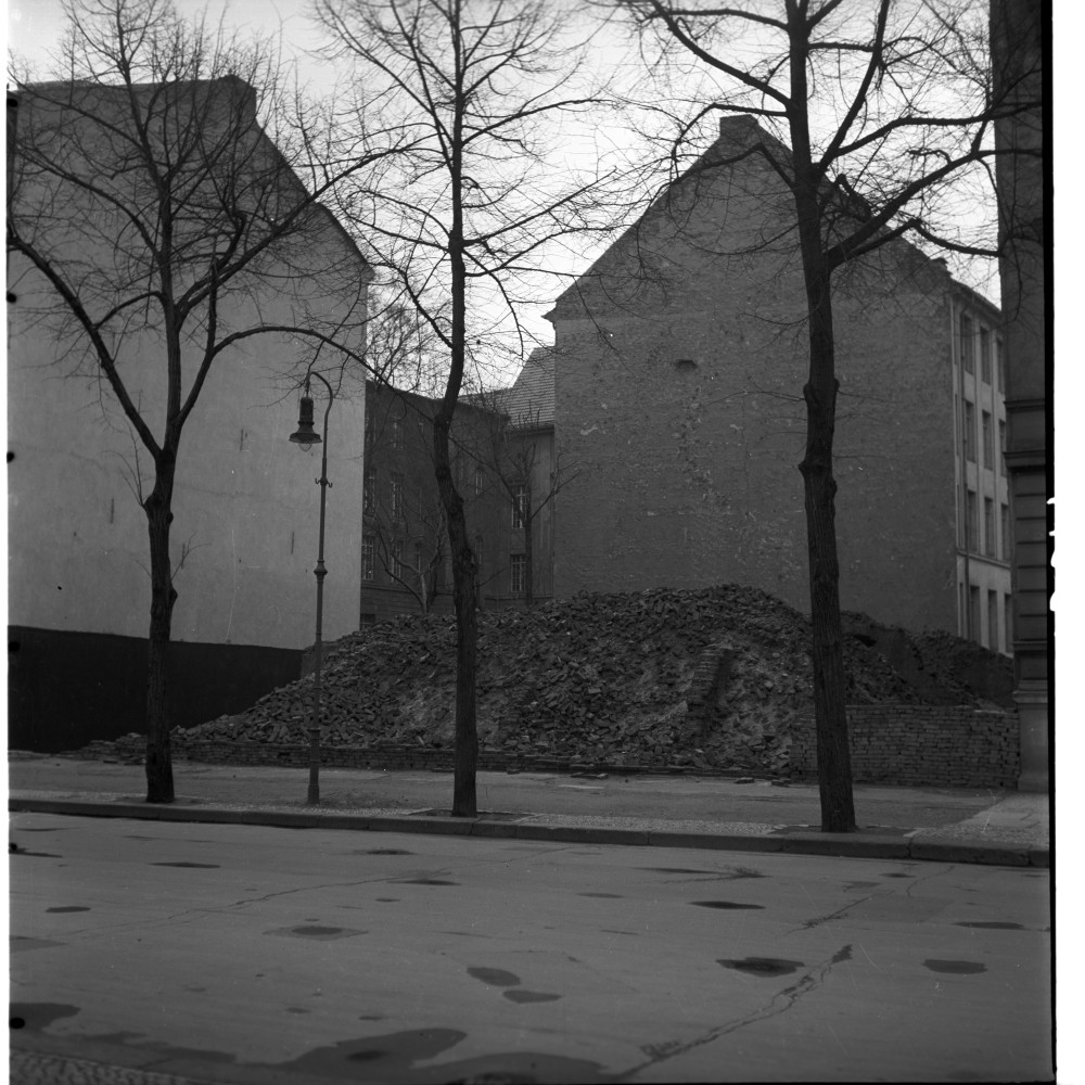 Negativ: Trümmer, An der Apostelkirche 1, 1954 (Museen Tempelhof-Schöneberg/Herwarth Staudt CC BY-NC-SA)