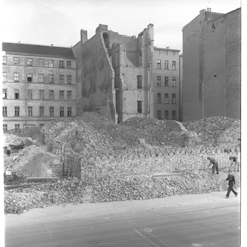 Negativ: Trümmer, Ansbacher Straße 51, 1950 (Museen Tempelhof-Schöneberg/Herwarth Staudt CC BY-NC-SA)