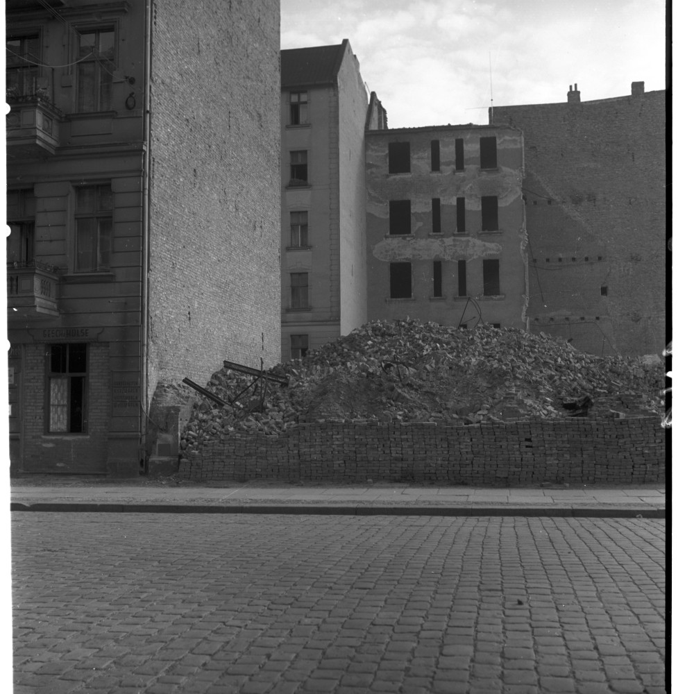 Negativ: Trümmer, Apostel-Paulus-Straße 25, 1950 (Museen Tempelhof-Schöneberg/Herwarth Staudt CC BY-NC-SA)