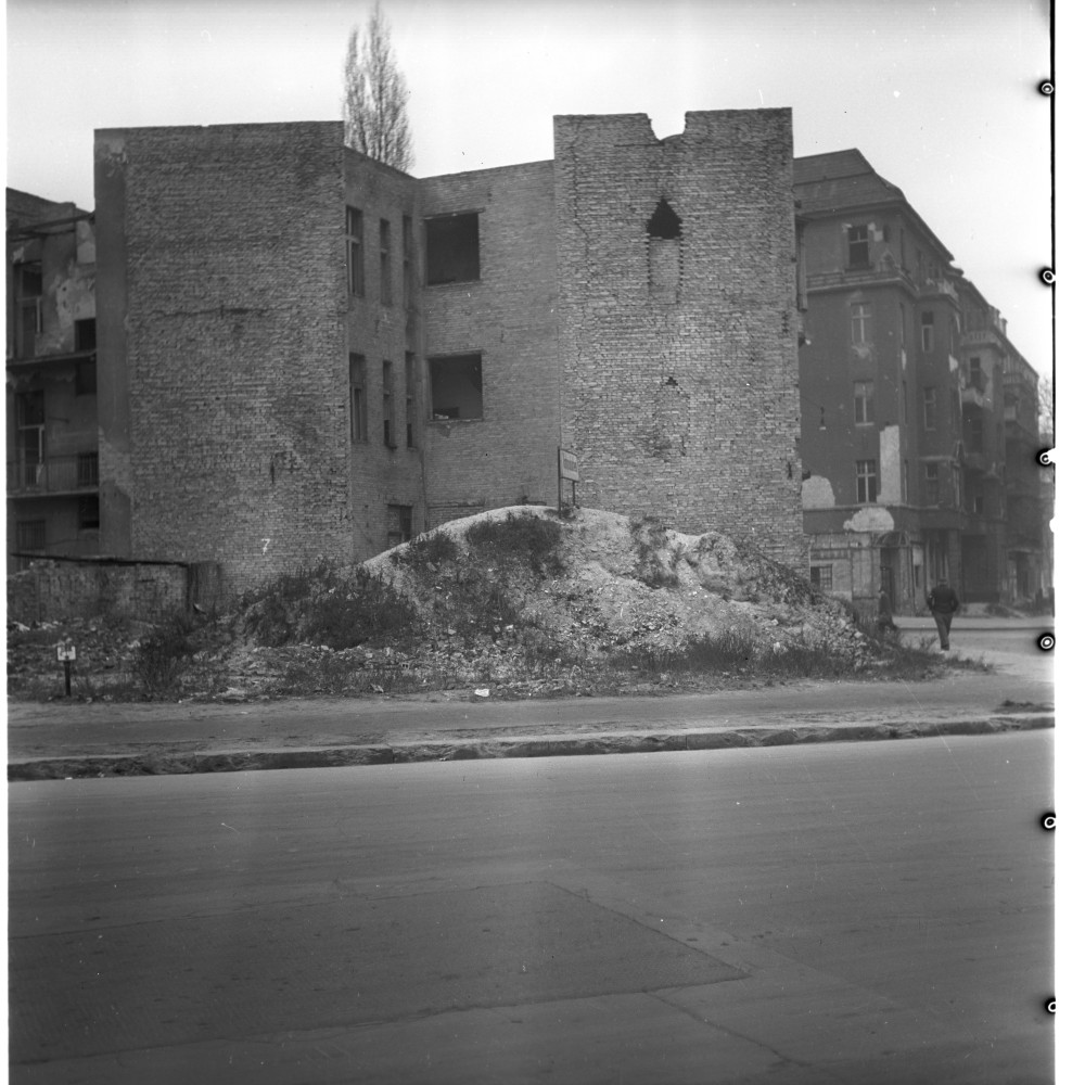 Negativ: Trümmer, Aschaffenburger Straße 7, 1953 (Museen Tempelhof-Schöneberg/Herwarth Staudt CC BY-NC-SA)