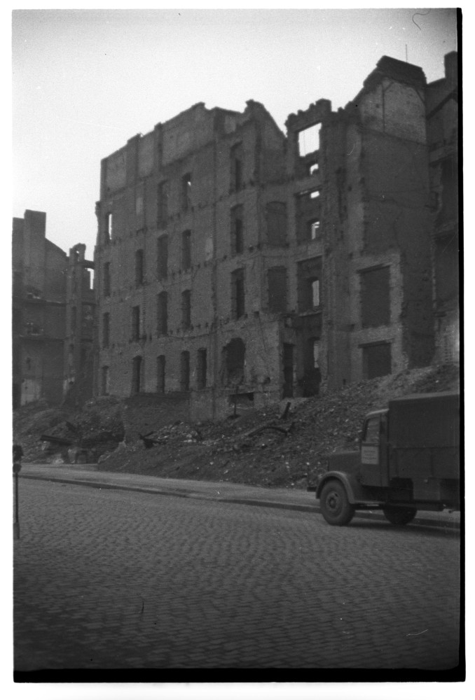 Negativ: Trümmer, Bahnstraße 29, 1950 (Museen Tempelhof-Schöneberg/Herwarth Staudt CC BY-NC-SA)