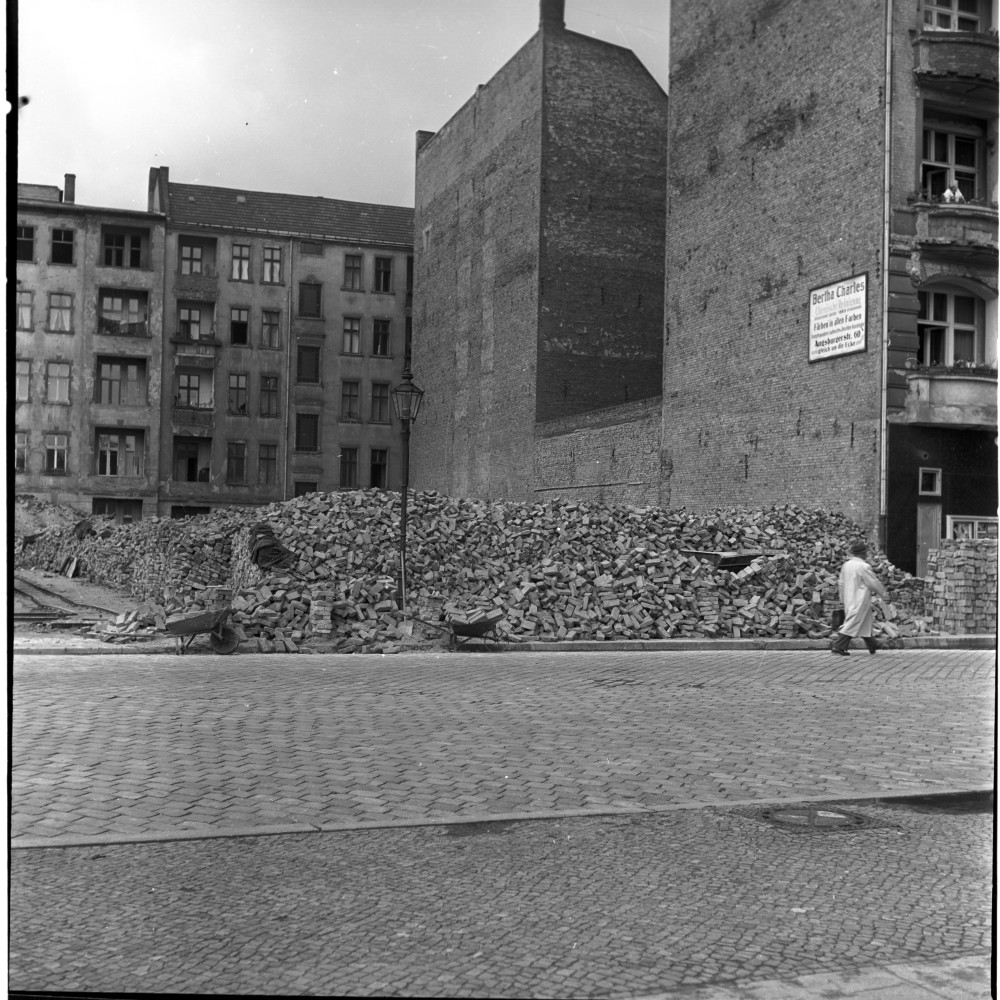 Negativ: Trümmer, Bayreuther Straße 17, 1953 (Museen Tempelhof-Schöneberg/Herwarth Staudt CC BY-NC-SA)