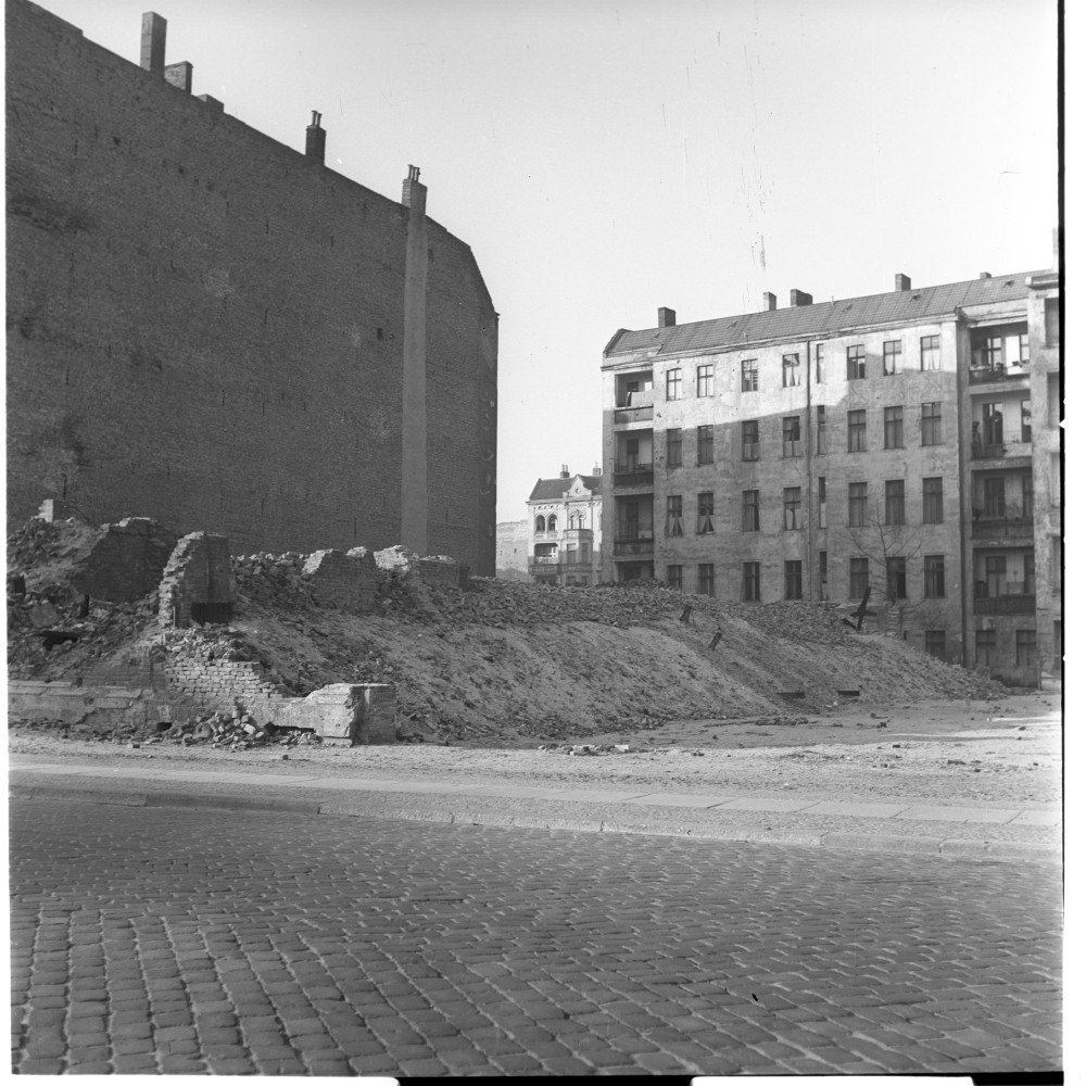 Negativ: Trümmer, Bayreuther Straße 18, 1953 (Museen Tempelhof-Schöneberg/Herwarth Staudt CC BY-NC-SA)