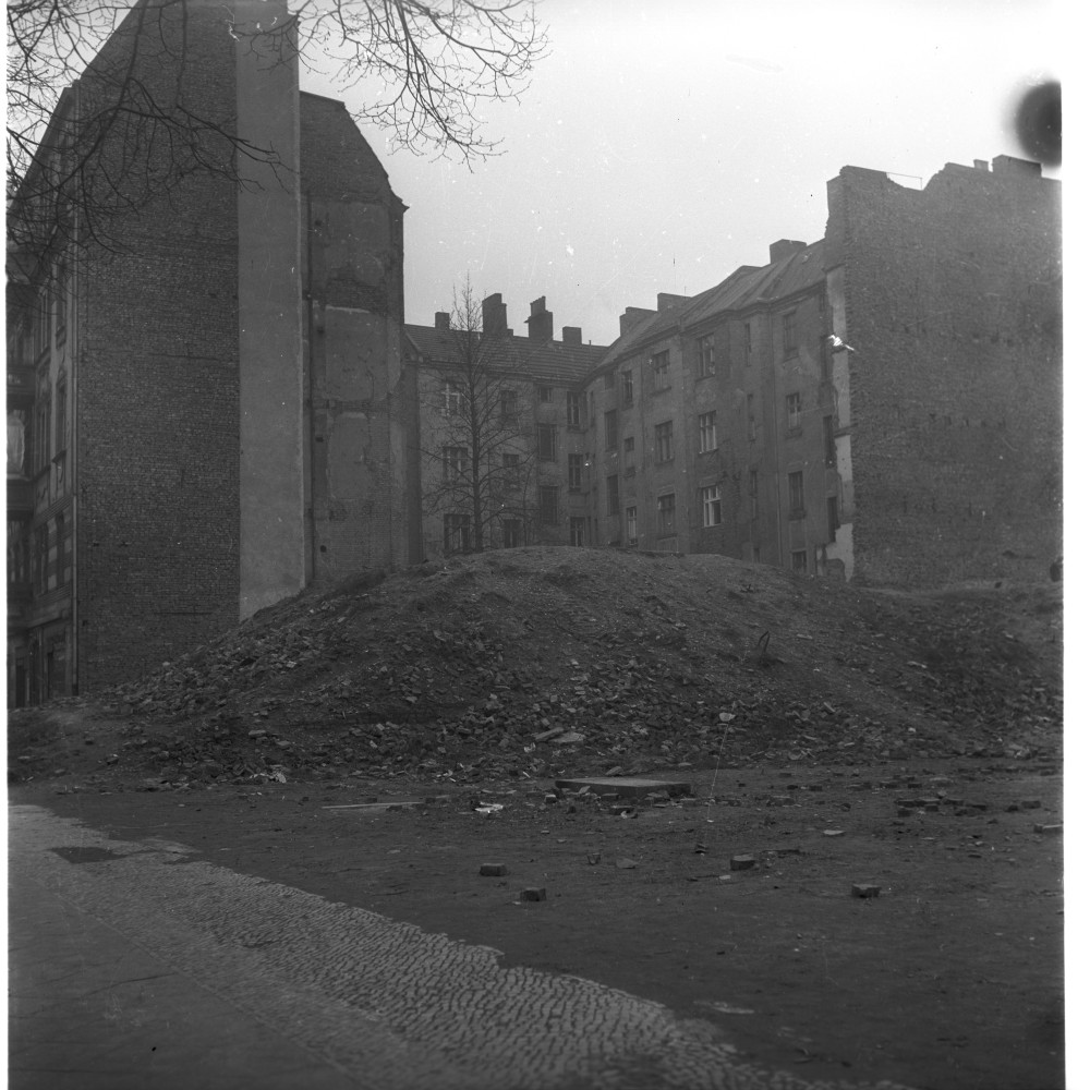 Negativ: Trümmer, Bayreuther Straße 4, 1954 (Museen Tempelhof-Schöneberg/Herwarth Staudt CC BY-NC-SA)