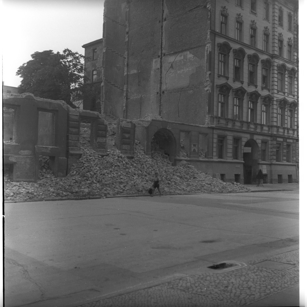 Negativ: Trümmer, Blumenthalstraße 3, 1950 (Museen Tempelhof-Schöneberg/Herwarth Staudt CC BY-NC-SA)