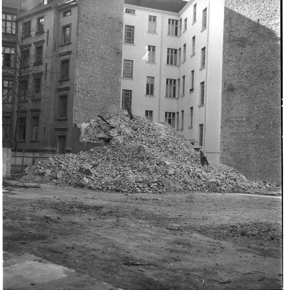 Negativ: Trümmer, Brunhildstraße 1-2, 1953 (Museen Tempelhof-Schöneberg/Herwarth Staudt CC BY-NC-SA)