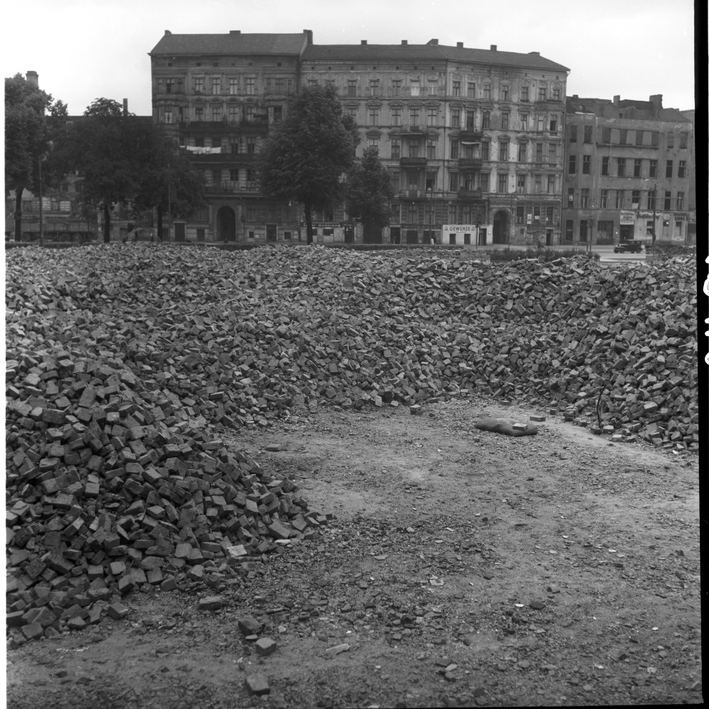Negativ: Trümmer, Bülowstraße 41, 1953 (Museen Tempelhof-Schöneberg/Herwarth Staudt CC BY-NC-SA)