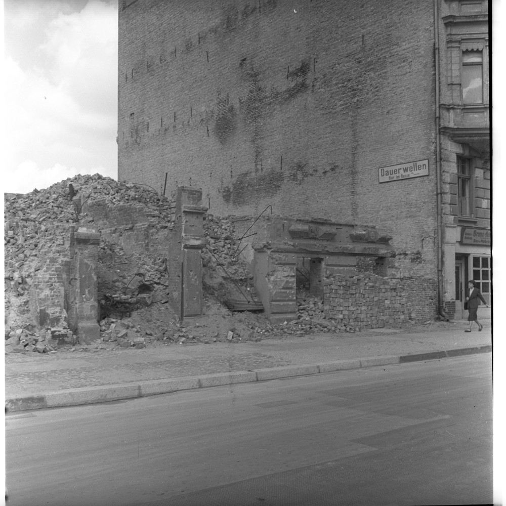 Negativ: Trümmer, Courbièrestraße 9, 1950 (Museen Tempelhof-Schöneberg/Herwarth Staudt CC BY-NC-SA)