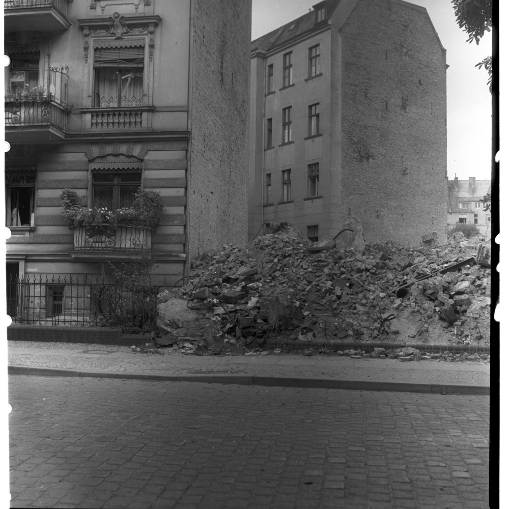 Negativ: Trümmer, Handjeystraße 14, 1950 (Museen Tempelhof-Schöneberg/Herwarth Staudt CC BY-NC-SA)
