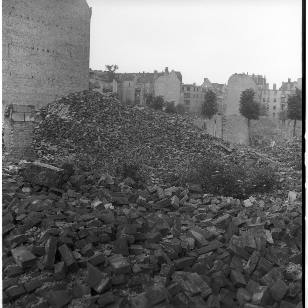 Negativ: Trümmer, Heilbronner Straße 14, 1953 (Museen Tempelhof-Schöneberg/Herwarth Staudt CC BY-NC-SA)