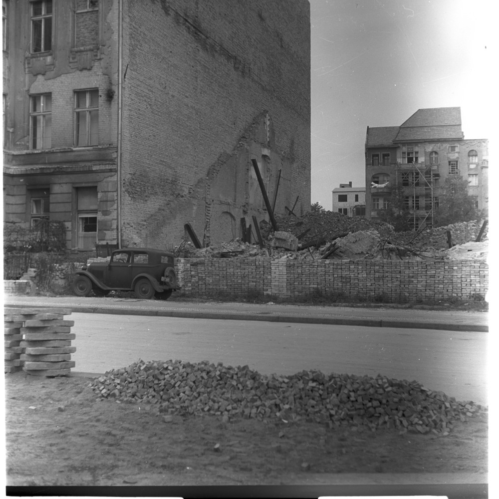 Negativ: Trümmer, Heilbronner Straße 9, 1950 (Museen Tempelhof-Schöneberg/Herwarth Staudt CC BY-NC-SA)
