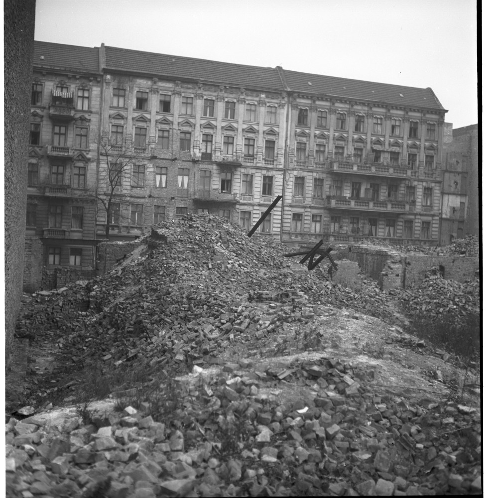 Negativ: Trümmer, Hohenfriedbergstraße 20, 1953 (Museen Tempelhof-Schöneberg/Herwarth Staudt CC BY-NC-SA)