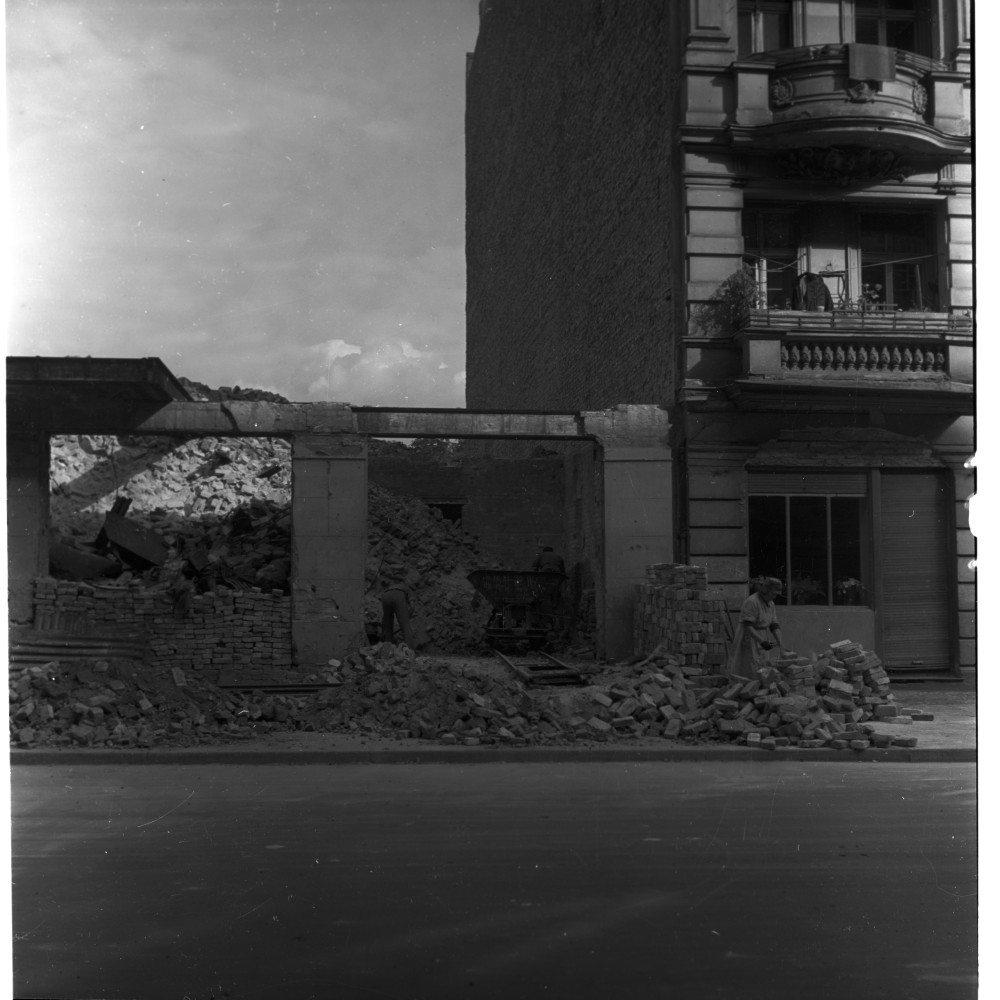 Negativ: Trümmer, Hohenfriedbergstraße 21, 1950 (Museen Tempelhof-Schöneberg/Herwarth Staudt CC BY-NC-SA)