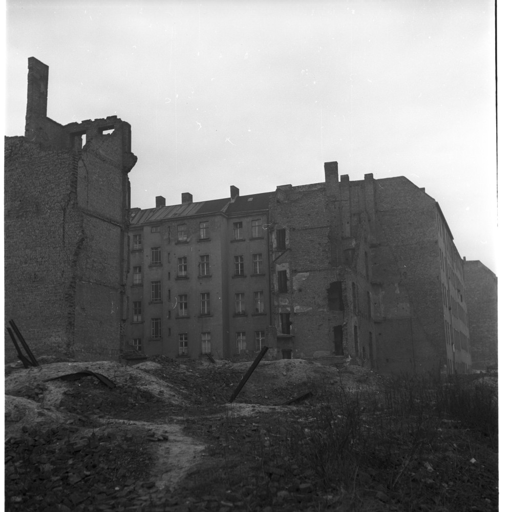 Negativ: Trümmer, Hohenfriedbergstraße 22, 1954 (Museen Tempelhof-Schöneberg/Herwarth Staudt CC BY-NC-SA)