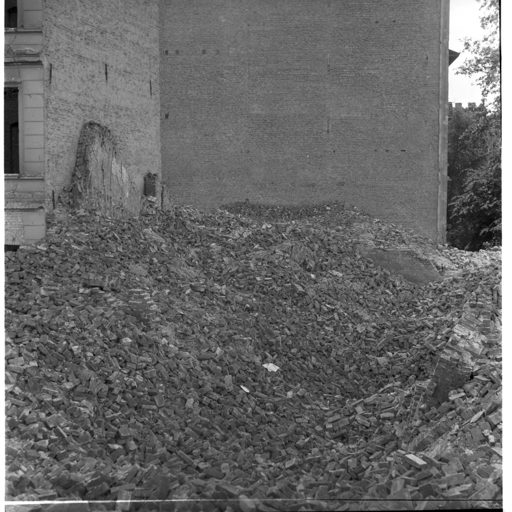 Negativ: Trümmer, Kurfürstenstraße 103, 1953 (Museen Tempelhof-Schöneberg/Herwarth Staudt CC BY-NC-SA)