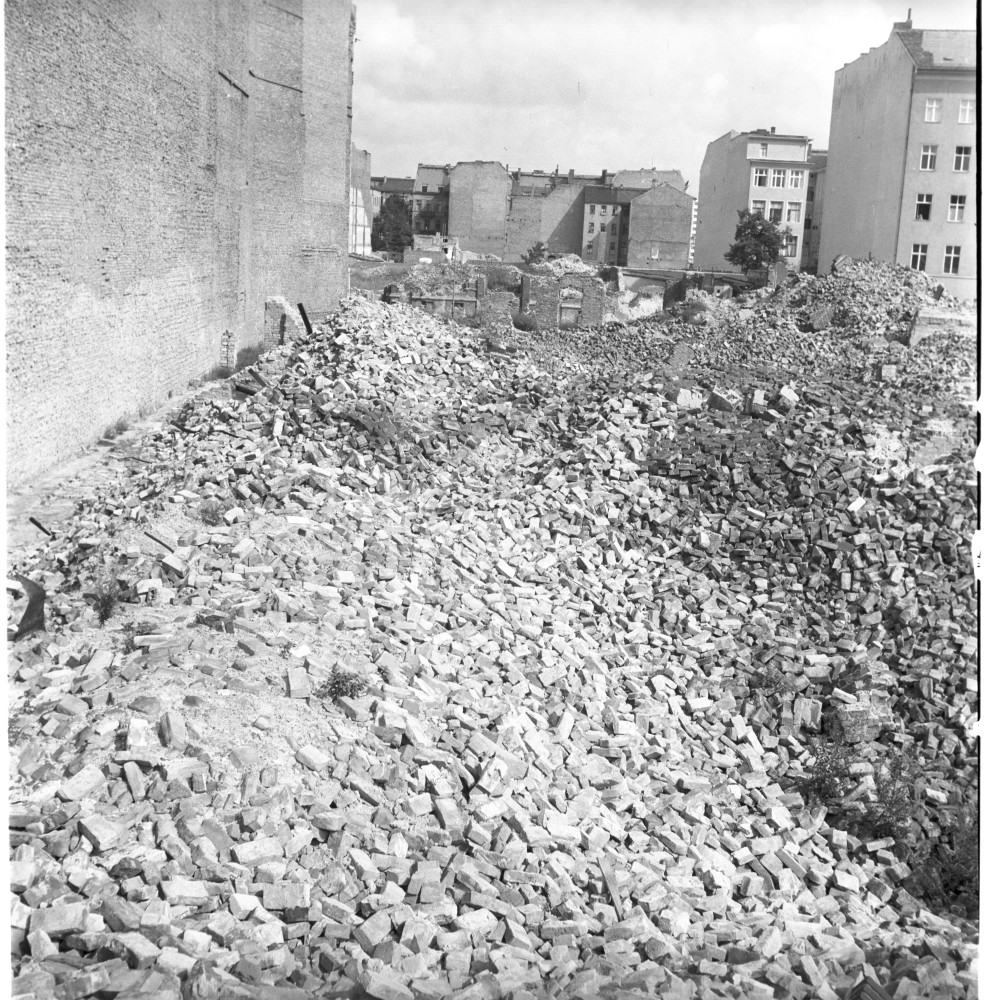 Negativ: Trümmer, Kurfürstenstraße 142, 1953 (Museen Tempelhof-Schöneberg/Herwarth Staudt CC BY-NC-SA)