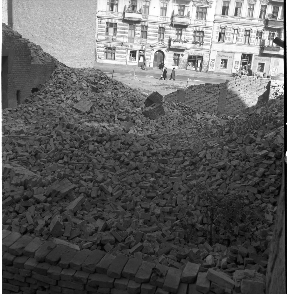 Negativ: Trümmer, Kyffhäuserstraße 1-2, 1953 (Museen Tempelhof-Schöneberg/Herwarth Staudt CC BY-NC-SA)