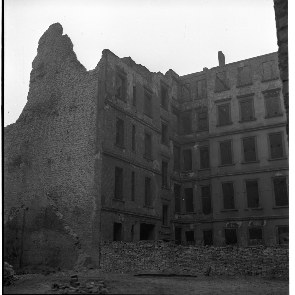 Negativ: Trümmer, Kyffhäuserstraße 3, 1953 (Museen Tempelhof-Schöneberg/Herwarth Staudt CC BY-NC-SA)
