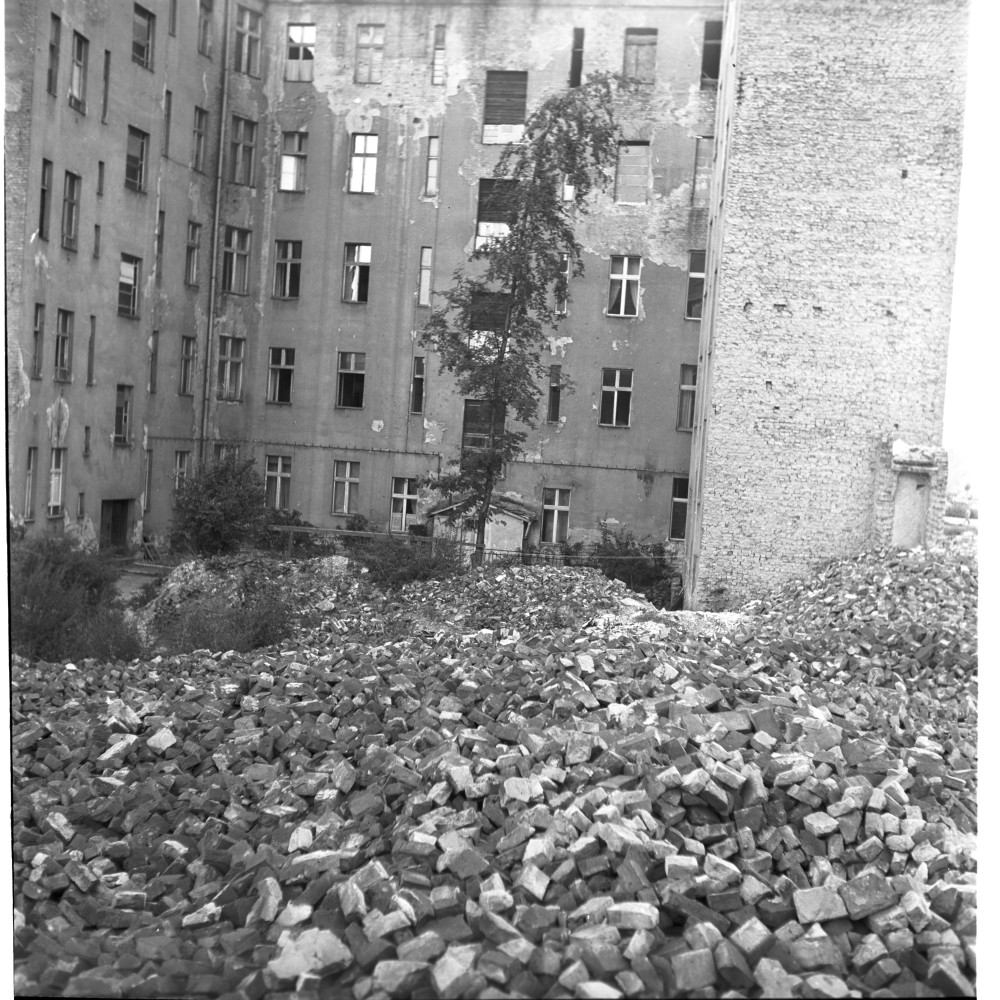 Negativ: Trümmer, Landshuter Straße 25, 1953 (Museen Tempelhof-Schöneberg/Herwarth Staudt CC BY-NC-SA)