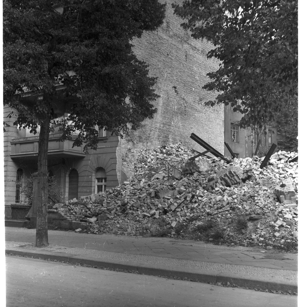 Negativ: Trümmer, Landshuter Straße 29, 1950 (Museen Tempelhof-Schöneberg/Herwarth Staudt CC BY-NC-SA)