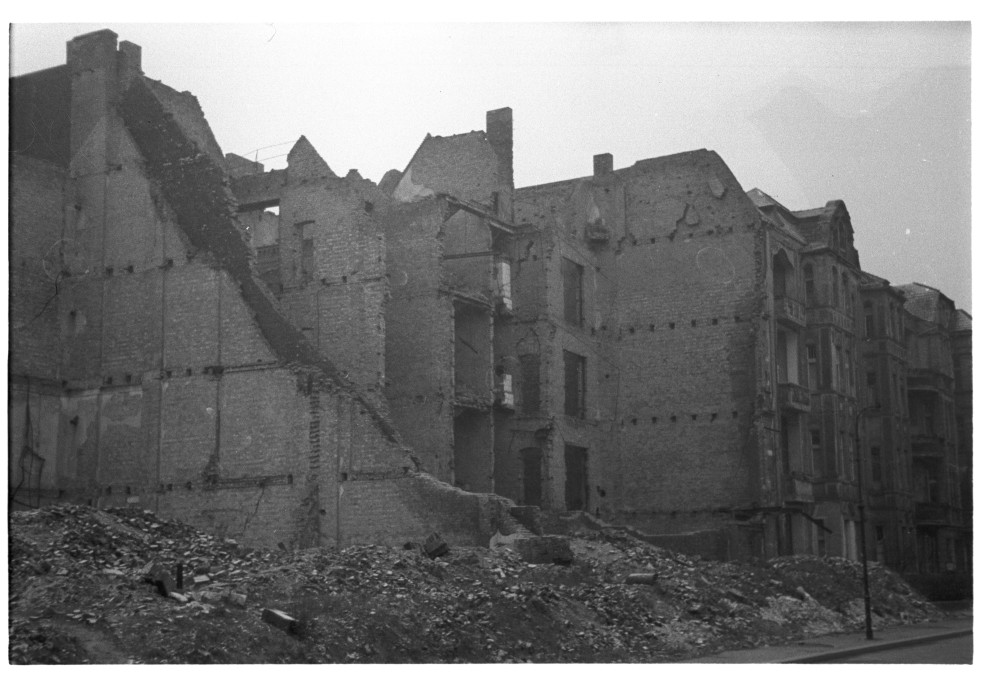 Negativ: Trümmer, Lauterstraße 24, 1950 (Museen Tempelhof-Schöneberg/Herwarth Staudt CC BY-NC-SA)
