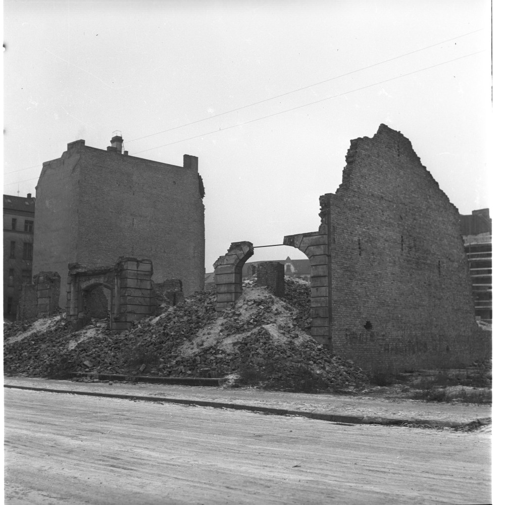 Negativ: Trümmer, Luitpoldstraße 20, 1954 (Museen Tempelhof-Schöneberg/Herwarth Staudt CC BY-NC-SA)