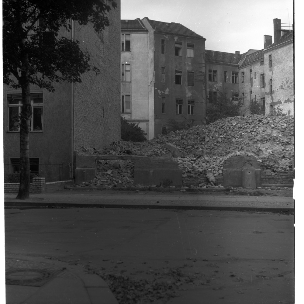 Negativ: Trümmer, Mainauer Straße 4, 1950 (Museen Tempelhof-Schöneberg/Herwarth Staudt CC BY-NC-SA)