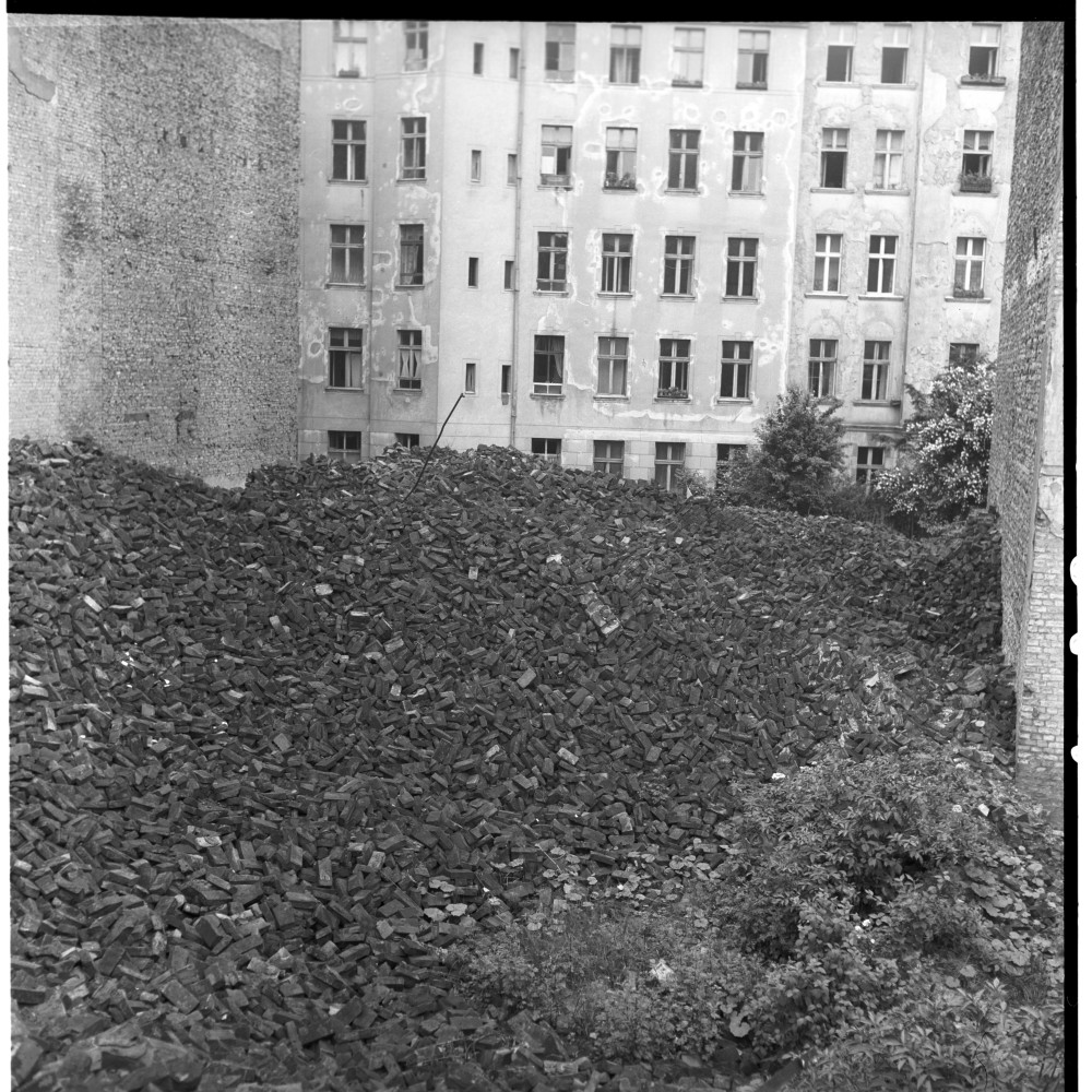 Negativ: Trümmer, Meininger Straße 10, 1953 (Museen Tempelhof-Schöneberg/Herwarth Staudt CC BY-NC-SA)