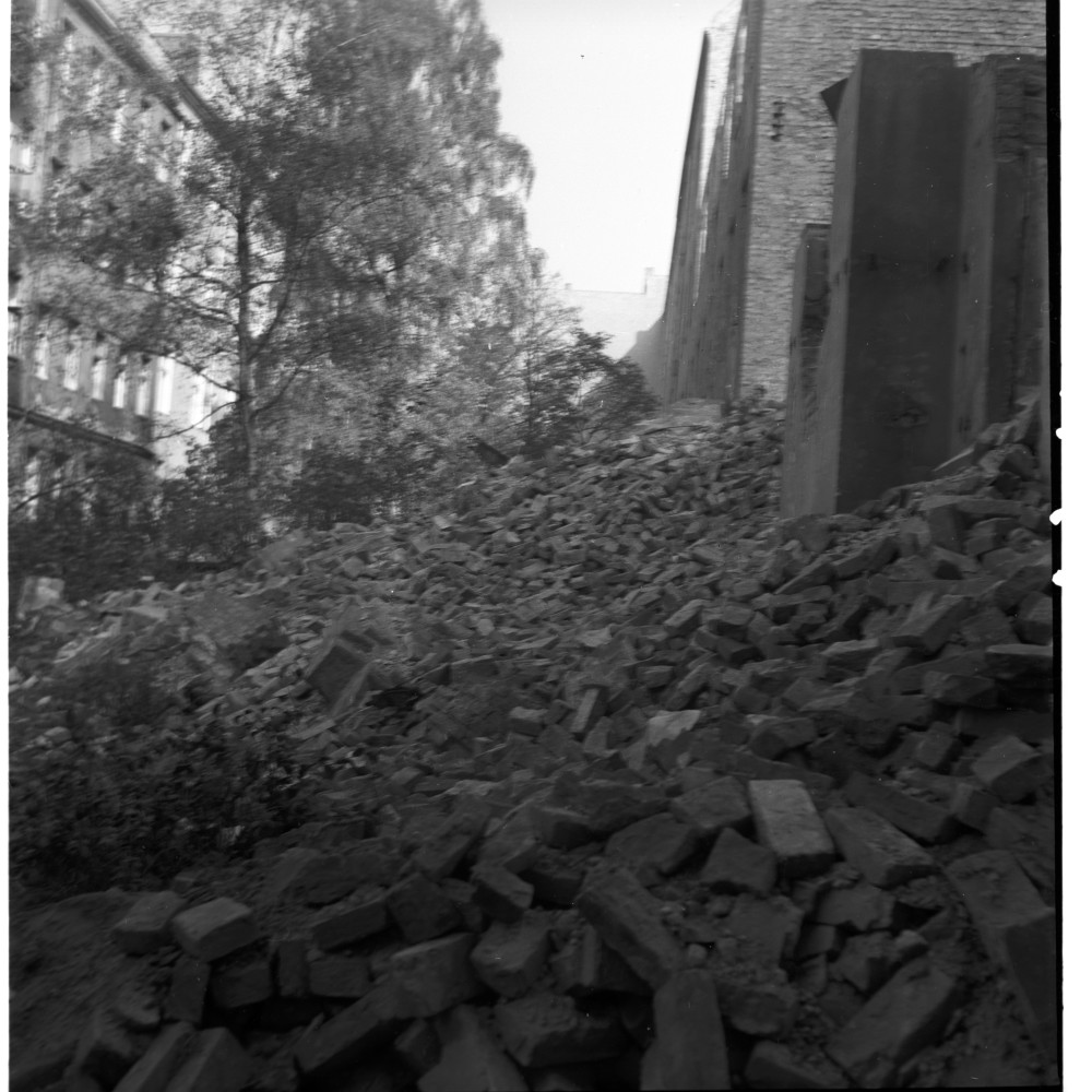 Negativ: Trümmer, Menzelstraße 12, 1953 (Museen Tempelhof-Schöneberg/Herwarth Staudt CC BY-NC-SA)