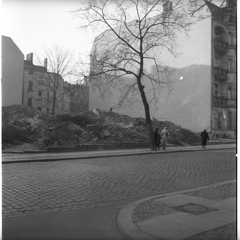 Negativ: Trümmer, Menzelstraße 5, 1953 (Museen Tempelhof-Schöneberg/Herwarth Staudt CC BY-NC-SA)