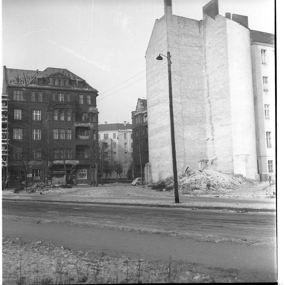 Negativ: Trümmer, Meraner Straße 15, 1954 (Museen Tempelhof-Schöneberg/Herwarth Staudt CC BY-NC-SA)