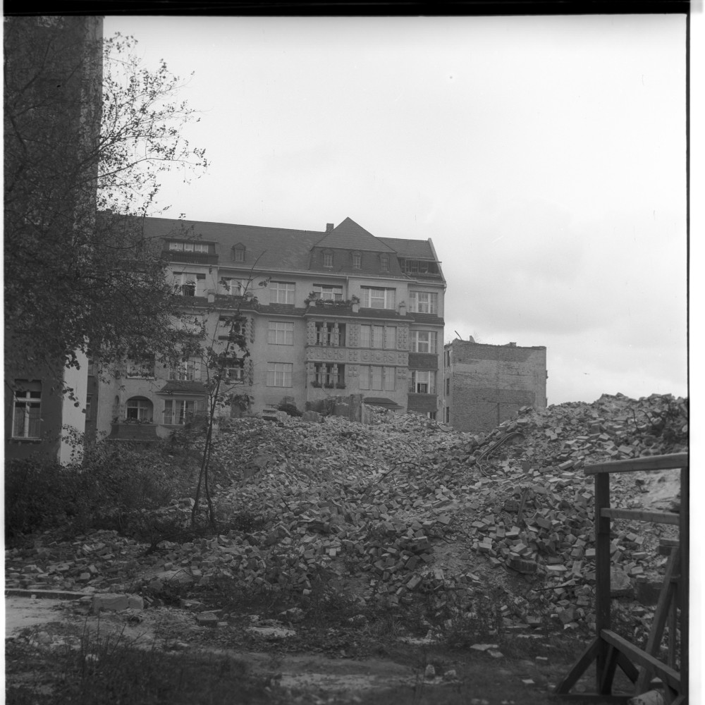 Negativ: Trümmer, Nymphenburger Straße 10, 1953 (Museen Tempelhof-Schöneberg/Herwarth Staudt CC BY-NC-SA)