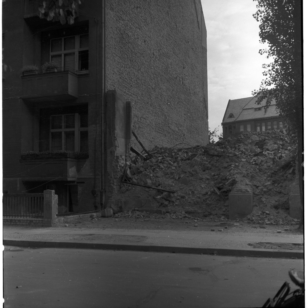 Negativ: Trümmer, Ortrudstraße 1, 1950 (Museen Tempelhof-Schöneberg/Herwarth Staudt CC BY-NC-SA)