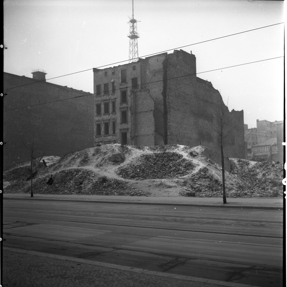 Negativ: Trümmer, Pallasstraße 4, 1954 (Museen Tempelhof-Schöneberg/Herwarth Staudt CC BY-NC-SA)