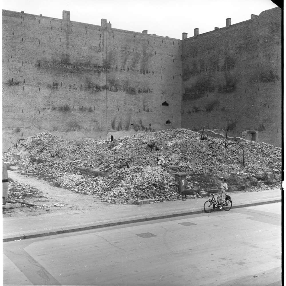 Negativ: Trümmer, Rosenheimer Straße 8-9, 1953 (Museen Tempelhof-Schöneberg/Herwarth Staudt CC BY-NC-SA)