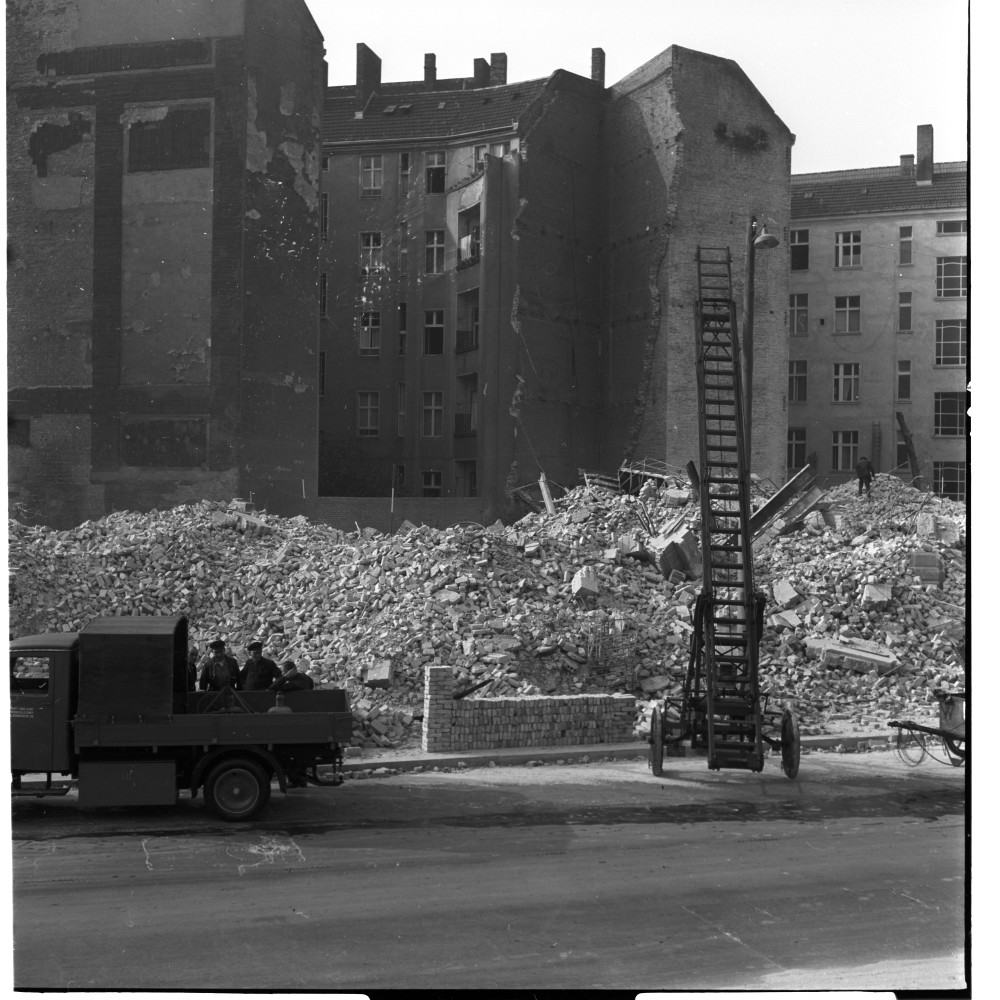 Negativ: Trümmer, Schwäbische Straße 10, 1953 (Museen Tempelhof-Schöneberg/Herwarth Staudt CC BY-NC-SA)