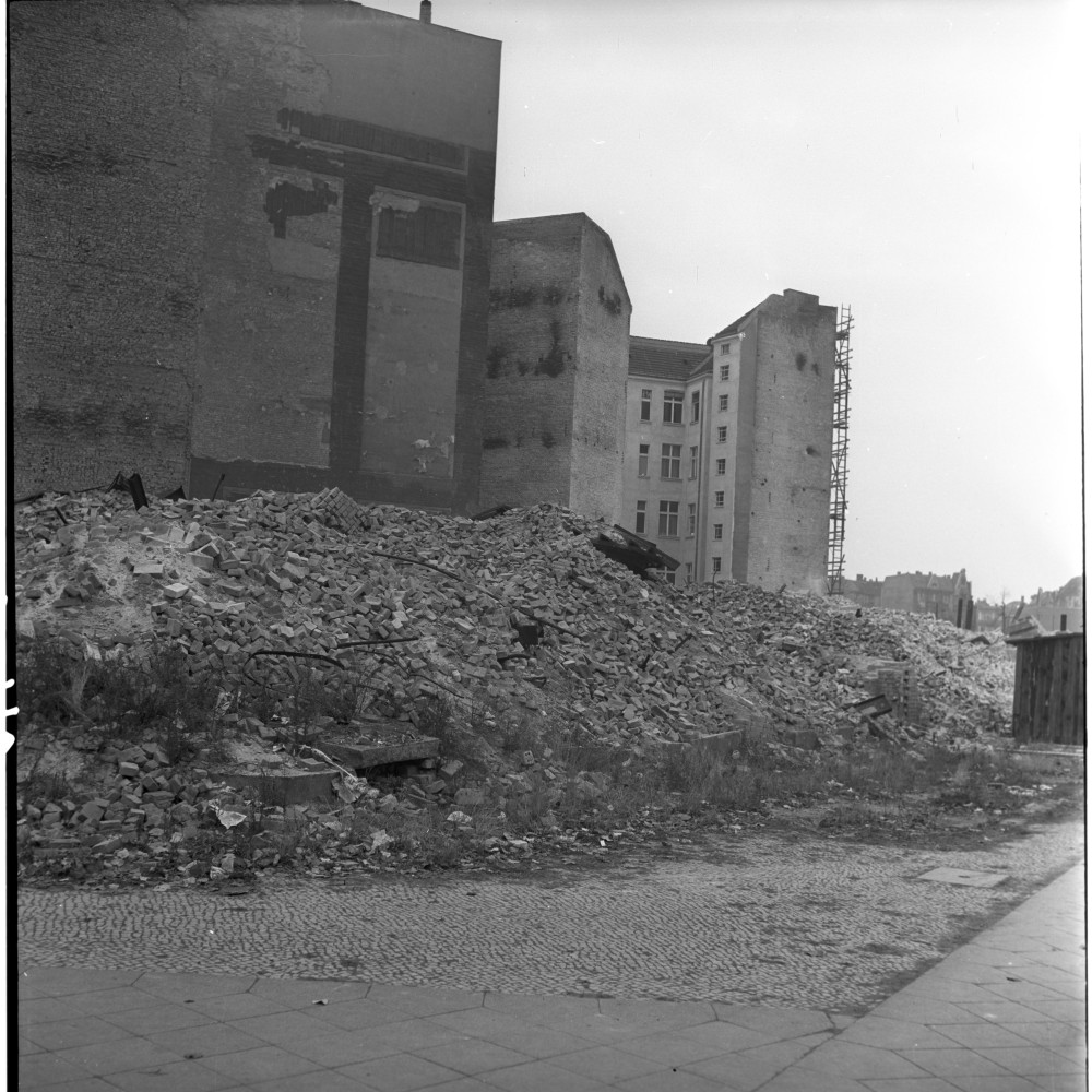 Negativ: Trümmer, Schwäbische Straße 11, 1953 (Museen Tempelhof-Schöneberg/Herwarth Staudt CC BY-NC-SA)