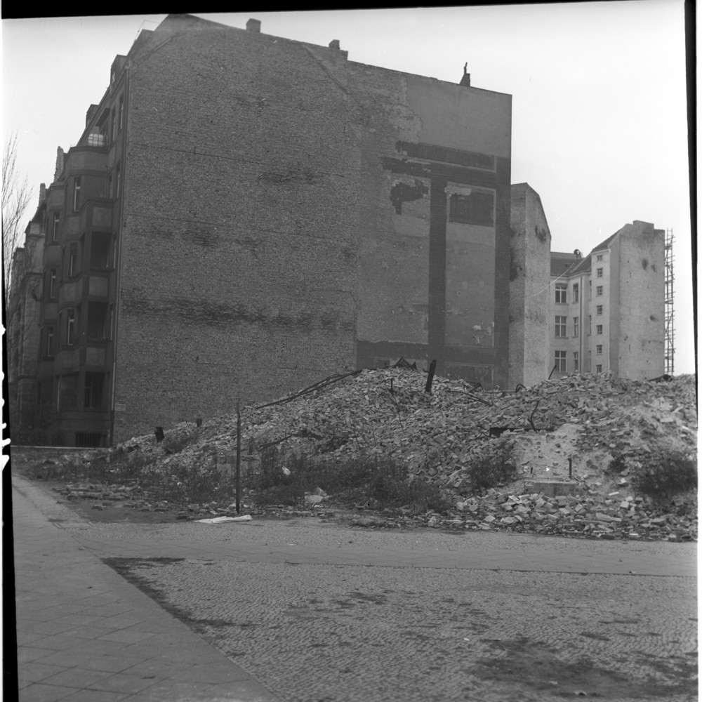 Negativ: Trümmer, Schwäbische Straße 11, 1953 (Museen Tempelhof-Schöneberg/Herwarth Staudt CC BY-NC-SA)