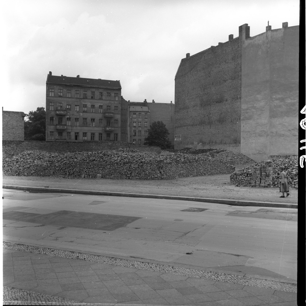 Negativ: Trümmer, Schwäbische Straße 21, 1953 (Museen Tempelhof-Schöneberg/Herwarth Staudt CC BY-NC-SA)