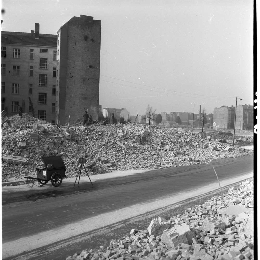 Negativ: Trümmer, Schwäbische Straße 9, 1953 (Museen Tempelhof-Schöneberg/Herwarth Staudt CC BY-NC-SA)