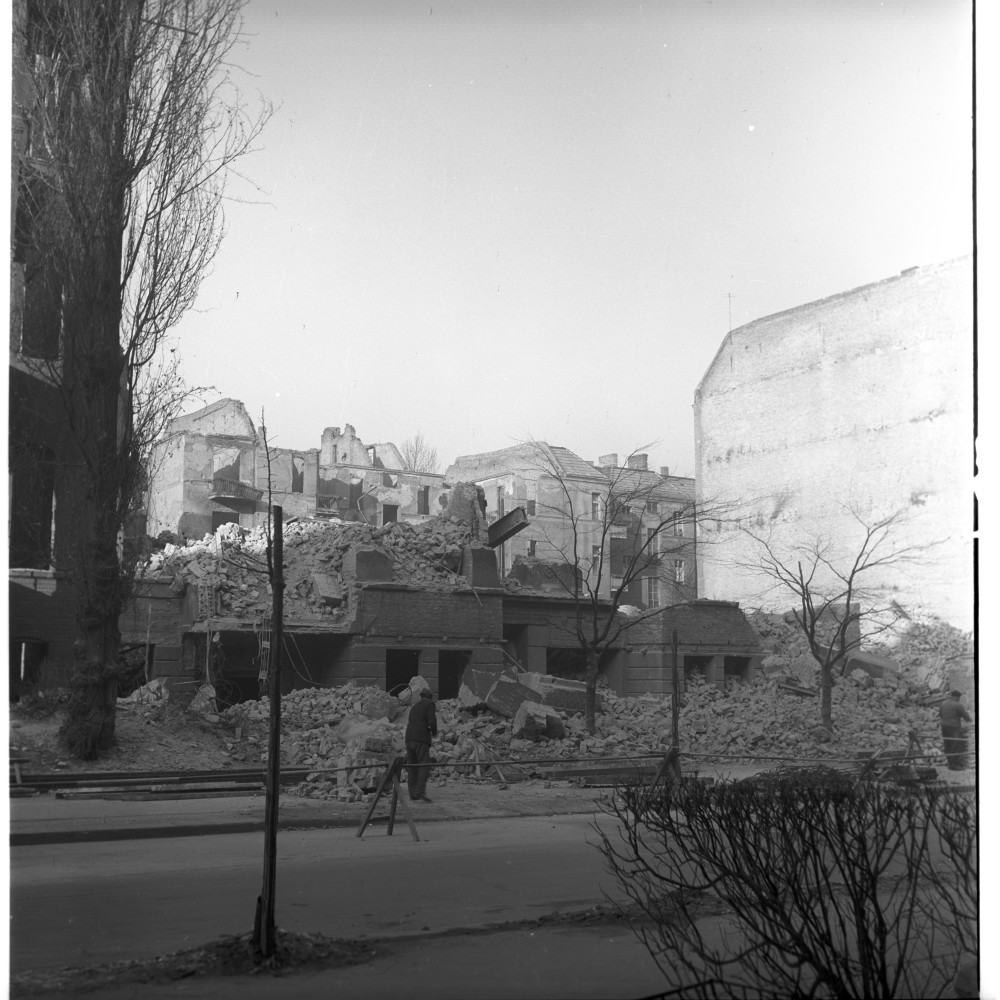 Negativ: Trümmer, Stierstraße 18, 1954 (Museen Tempelhof-Schöneberg/Herwarth Staudt CC BY-NC-SA)