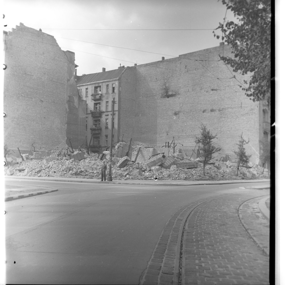 Negativ: Trümmer, Viktoria-Luise-Platz 10, 1950 (Museen Tempelhof-Schöneberg/Herwarth Staudt CC BY-NC-SA)