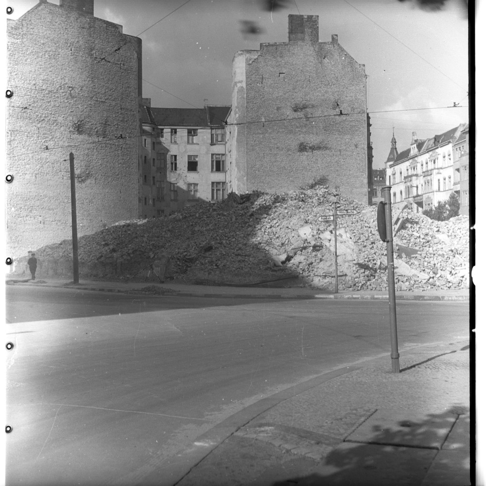 Negativ: Trümmer, Viktoria-Luise-Platz 8, 1950 (Museen Tempelhof-Schöneberg/Herwarth Staudt CC BY-NC-SA)